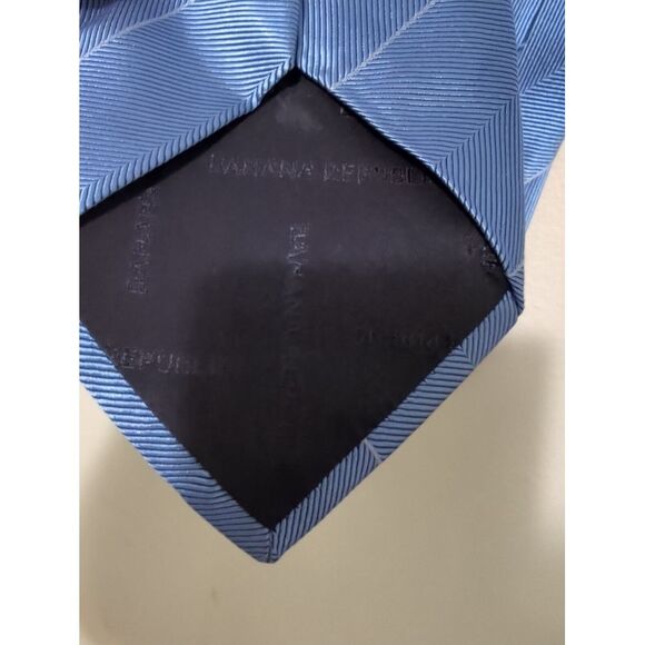 Banana Republic Mens Blue NeckTie 100% Silk Made in Italy Geometric Pattern - Picture 6 of 6